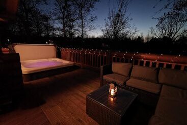 بيت ريفى Starlight Log Cabin   With Hot Tub And Lake View
