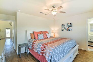 茅舍 Surfside Beach House W/ Scenic Ocean Views & Deck!