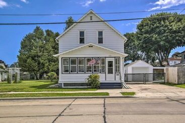 Сельский дом Two Rivers Home W/ Yard ~ Half Mile To Beach!
