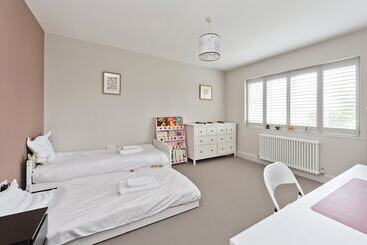 茅舍 Wonderful Family Home With Garden Near Twickenham By Underthedoormat