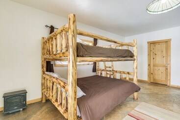 茅舍 Spacious Fairplay Log Home W/ Patio & Fire Pit!