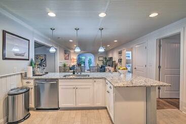 Casa Rural Bright & Sunny Home ~ 14 Mi To Myrtle Beach!