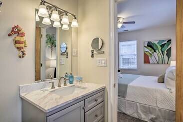 קוטג'' Waveland Home Near Beach: Pets Allowed!
