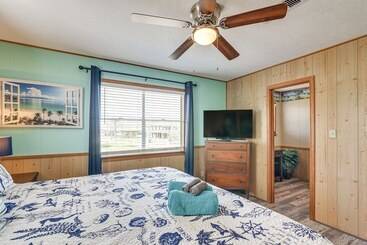 별장 Colorful Crystal Beach Home W/ Ocean View!