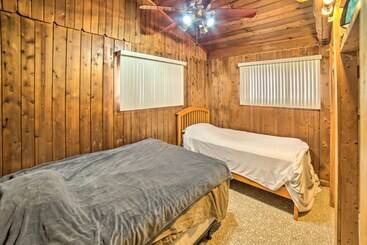 קוטג'' Cornell Home W/ Fire Pit & Hunting Access!