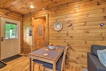 Сельский дом Cozy Boone Cabin W/ Deck: Close To Downtown!