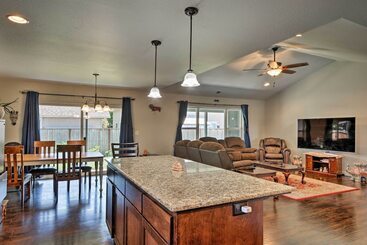 کلبه Cozy Home W/ Yard ~ 3 Mi To Downtown Medford!