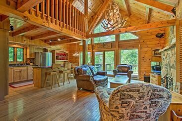 بيت ريفى Fire Pit & Hot Tub: Poconos Family Cabin!