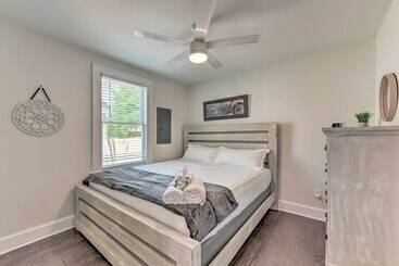 茅舍 Elegant Charlotte Home W/ Fire Pit & Patio!