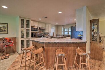 별장 Granbury Lakefront Escape W/ Boat Dock & Slip!