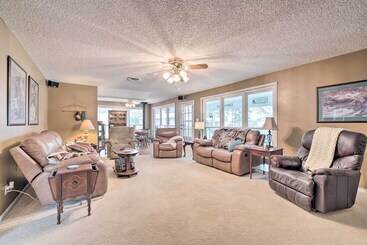 별장 Lake Livingston Hideaway W/ Dock + Gas Grill!