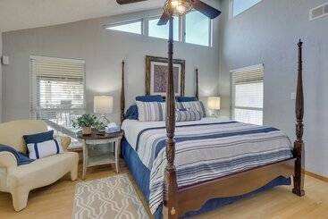 Сельский дом Lakefront Montgomery Home W/ Porch & Dock!