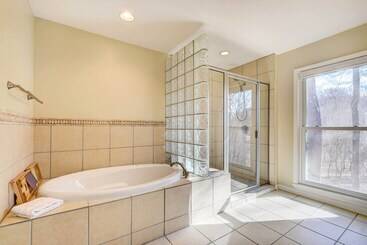 קוטג'' Louisville Area Home: Deck, Fire Pit, Creek!