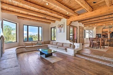 コテージ Luxe Adobe Retreat W/ Mountain & Golf Course Views