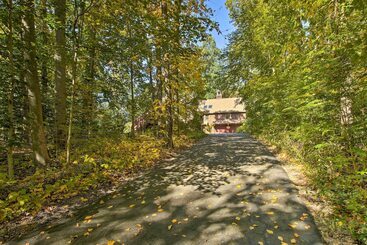 קוטג'' Rustic Retreat W/ Hot Tub In North Branford!