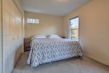 별장 Sugar Grove Escape W/ Hot Tub & Remote Workspace!