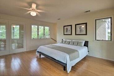 별장 Spacious Lake Travis Home W/ Private Deck & Views!