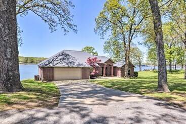 بيت ريفى Spectacular Duck Creek Waterfront Retreat W/ Dock!