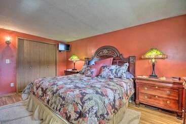 茅舍 Lake Views: Waterfront Sunrise Beach Home!