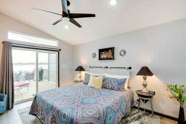 별장 Waterfront House W/ Decks, Dock + Boat Slip!