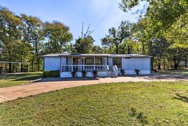 Сельский дом Charming Home W/ Deck & Yard 1 Mi To Lake Texoma