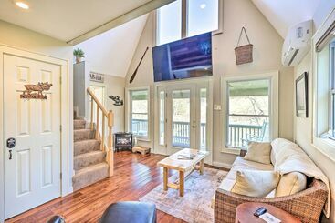 コテージ Charming Riverfront Cabin W/ Yard & Porch!