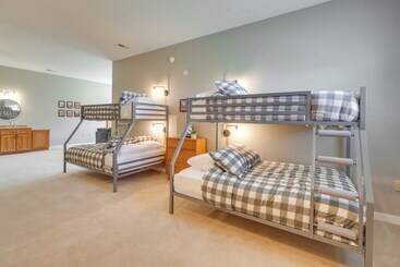 별장 Expansive Home On 16 Acres W/ Smoky Mountain Views