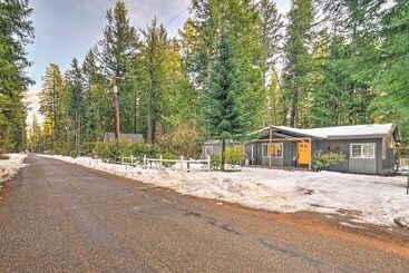 کلبه Family Home W/ Fire Pit, Grill & Fenced Yard!