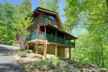 קוטג'' Gatlinburg Family Cabin W/ Private Hot Tub + Deck!