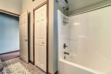 קוטג'' Linden Lakefront Hideaway: Dock & Private Beach!