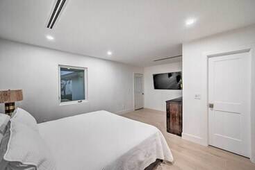 بيت ريفى Lakefront House: Hot Tub & Golf Course Views!