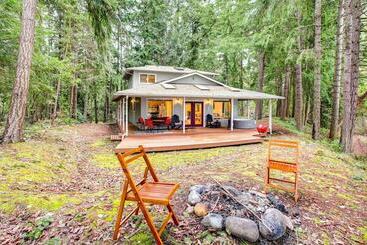 Сельский дом Lakefront Yelm Home: Lake Views + Pet Friendly!