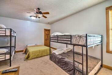 קוטג'' Lake Cumberland Retreat W/ Deck & Views!