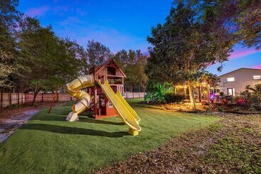 コテージ Luxe Largo Retreat: Pool, Games, Basketball & More