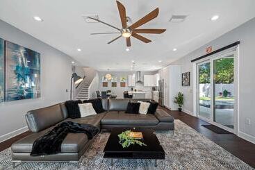קוטג'' Luxury Tampa Home W/ Pool, Jacuzzi & Amenities