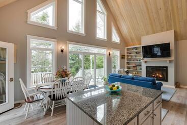 茅舍 Oceanfront Prospect Harbor House W/ Deck, View