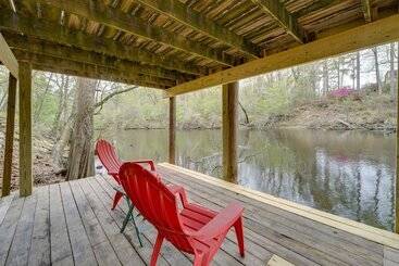 コテージ Peaceful Treetop Hideaway W/ Riverfront Views