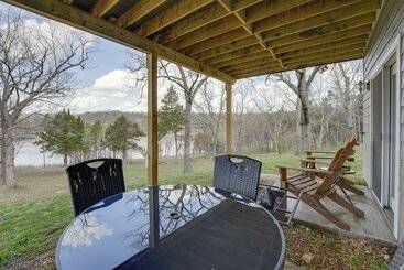 بيت ريفى Reeds Spring Retreat W/ Lakeview Deck + Grill