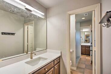 별장 Luxe & Large Flower Mound Home On 1 Acre W/ Pond!