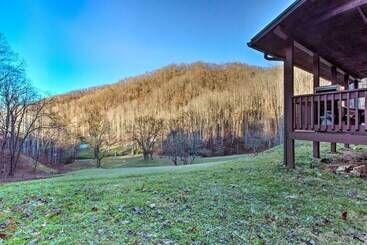 茅舍 Turkey Creek Cove Clyde Cabin W/ Mtn Views!