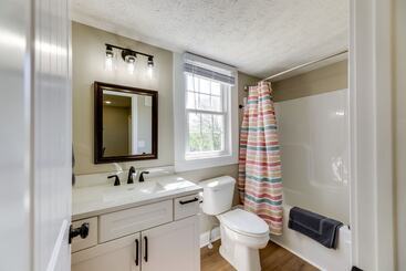 קוטג'' Williamstown Vacation Rental: Private Deck & Yard