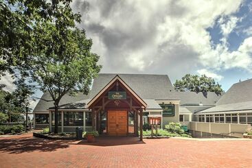 茅舍 Wintergreen Home W/ Deck   Near Skiing & Hiking!