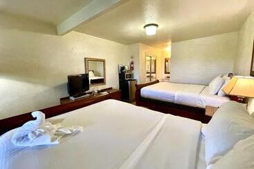 شقة فندقية Lake View Queen Guest Room With Two Queens, Sleeper Sofa And Deck Overlooking Lake Ouachita, Hotel R