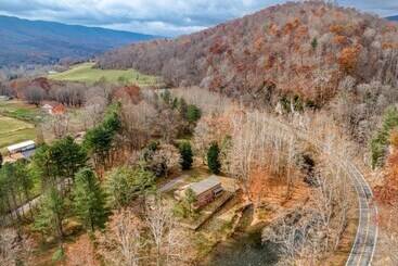 茅舍 Newly Remodeled 4br Lodge On Wolf Creek