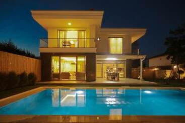 בית מלון כפרי New Balturk Villas Sapanca