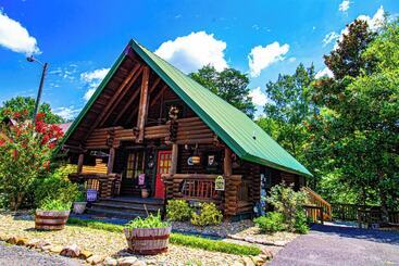 Сельский дом Moose Lodge With Hot Tub