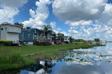 کلبه Orlando Lakefront Tiny House Community