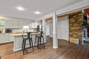 بيت ريفى Sugar Bear Cabin With Hot Tub