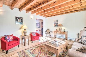 Сельский дом Casa Rosita Home, 3 Mi To Santa Fe Plaza!