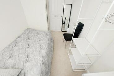 ペンション Room In Guest Room Single Room In 3 Bed Home, Full Kitchen, Shared Bathroom